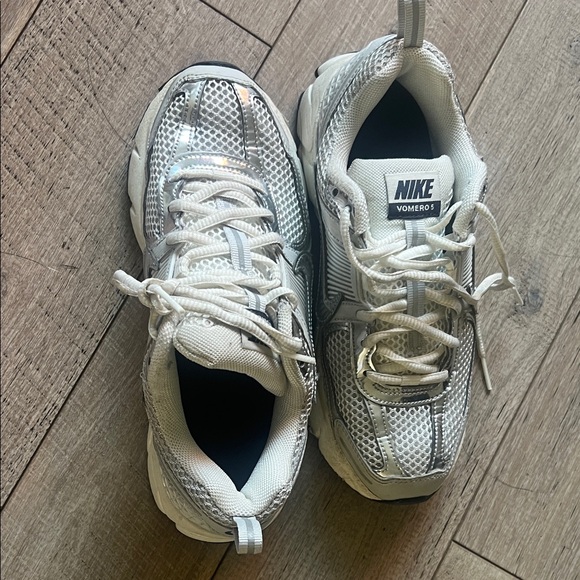 Nike Vomero Kids Metallic Silver Sneakers 4.5 **LIKE NEW** - Picture 6 of 6